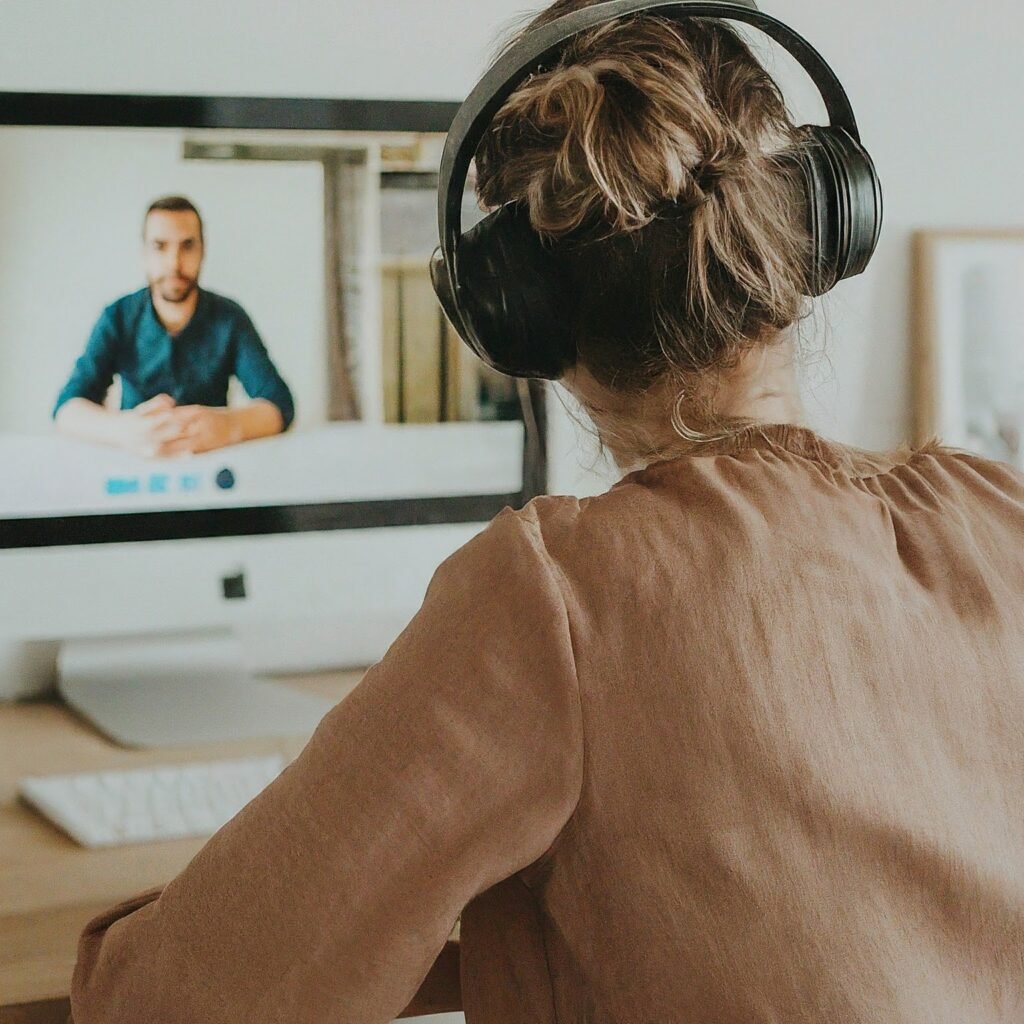 personne étant en réunion sur un ordinateur