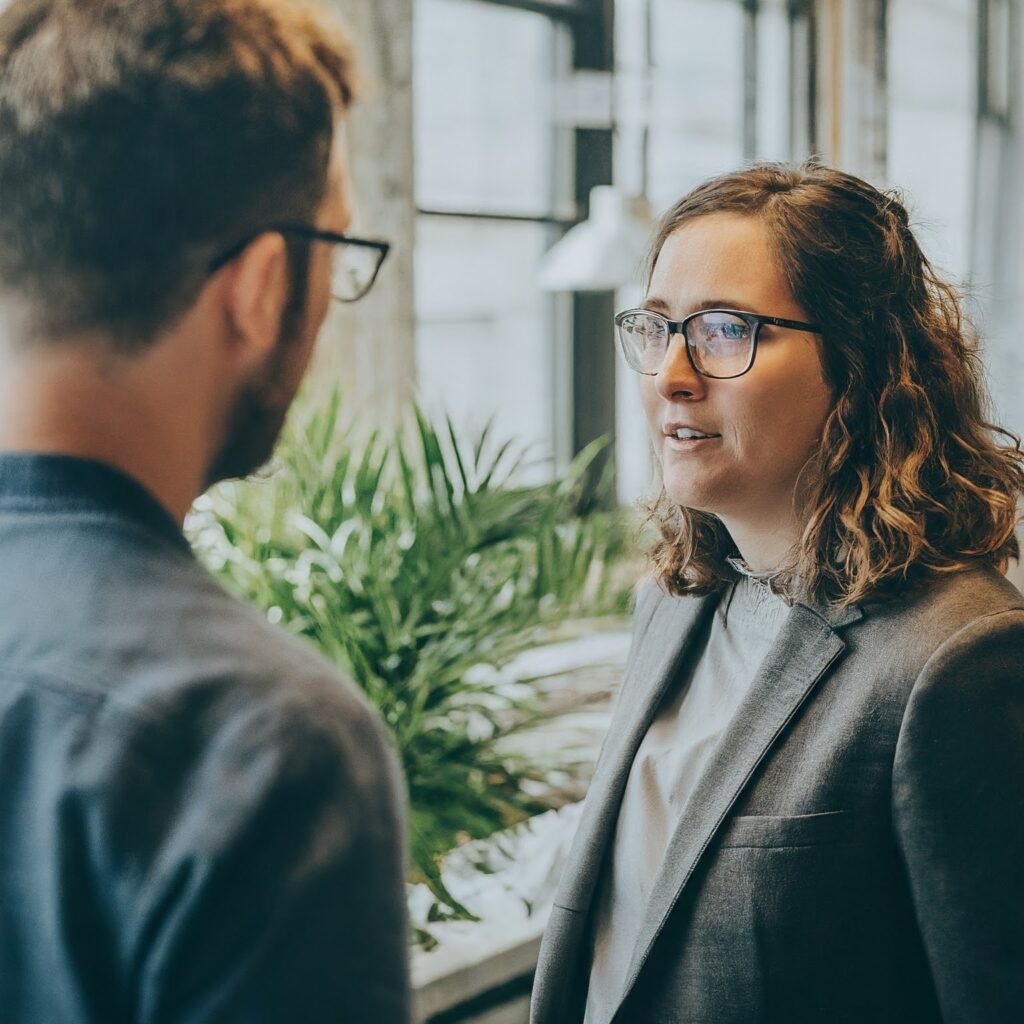 discussion entre un homme et une femme au bureau