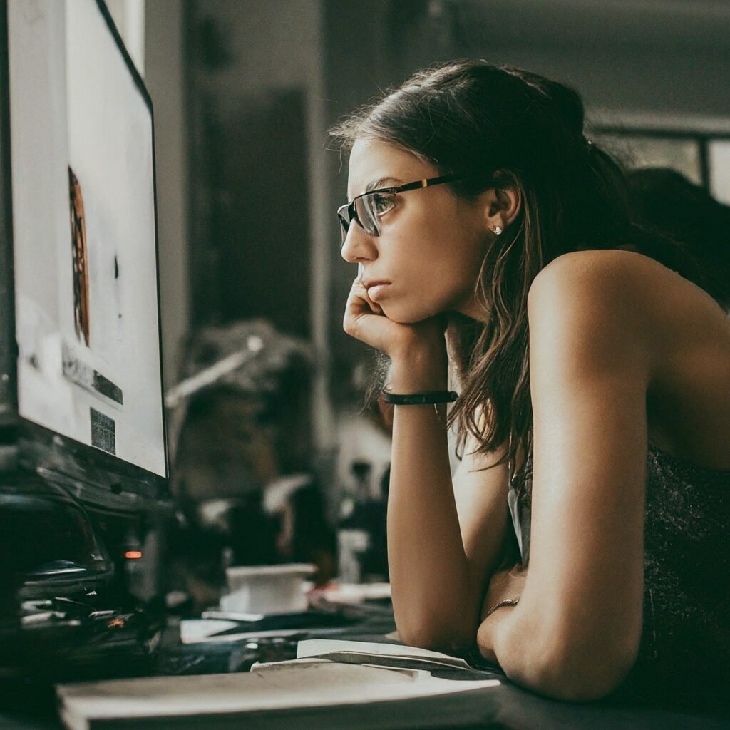 personne concentré sur ordinateur