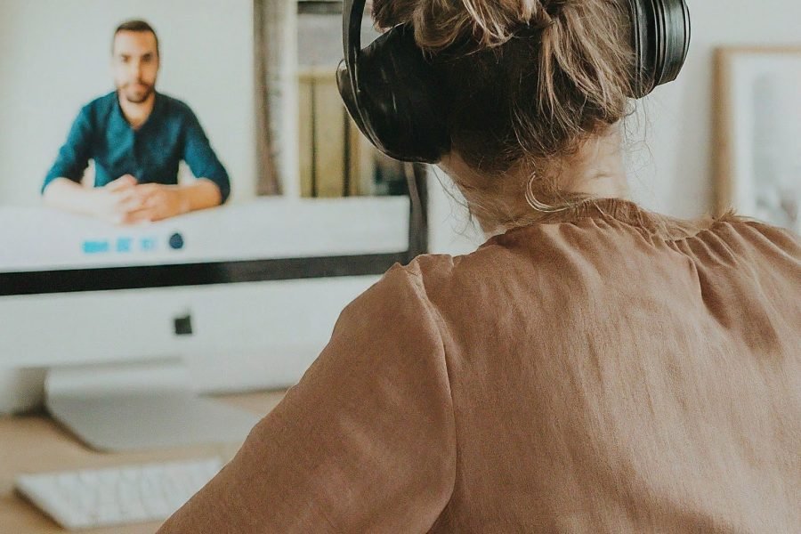 personne étant en réunion sur un ordinateur