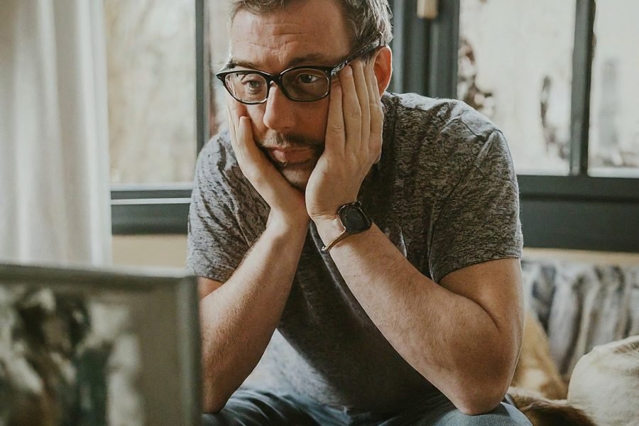 photo_dun_homme_nerv_en_tltravail_chez_l