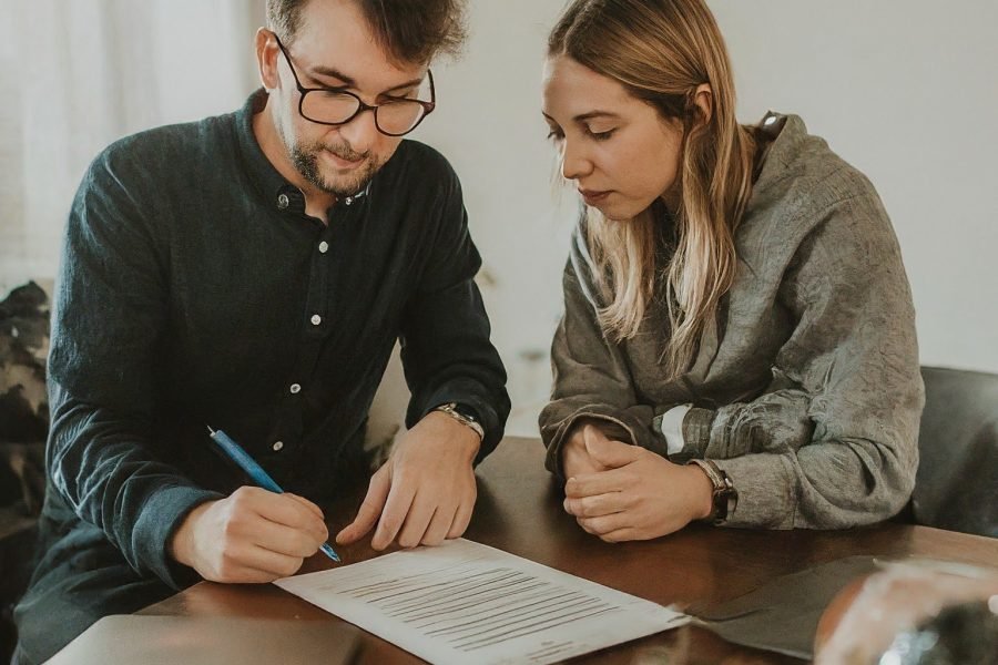 image_fx_two_people_ngociate_full_remote_wtih_contrac