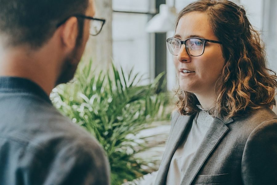 discussion entre un homme et une femme au bureau