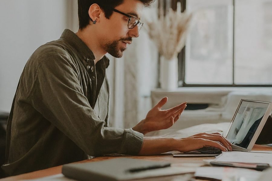 la personne est en réunion sur un ordinateur