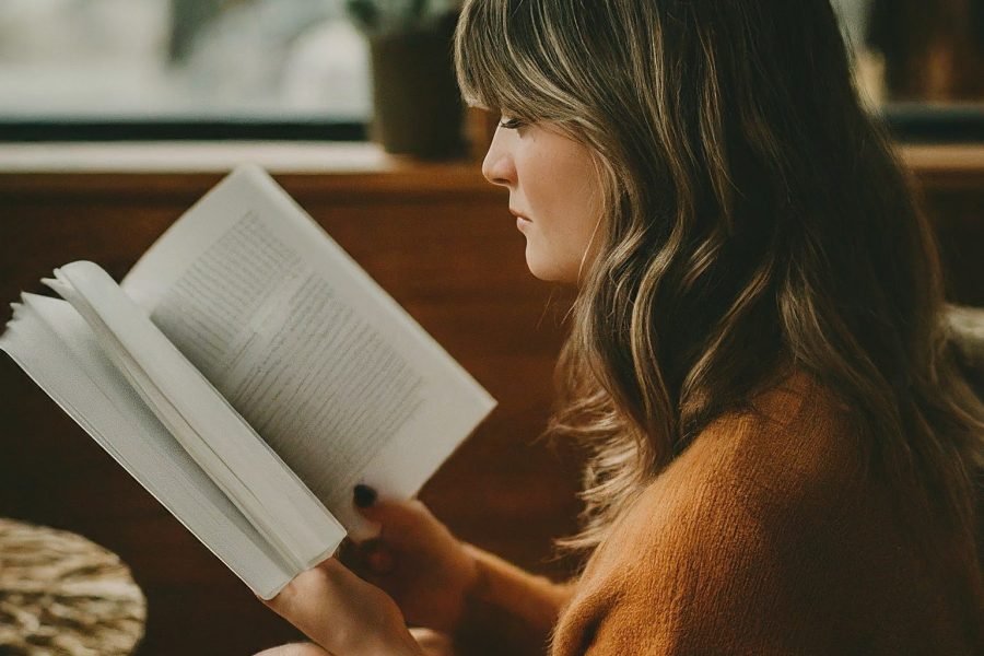 personne lisant un livre