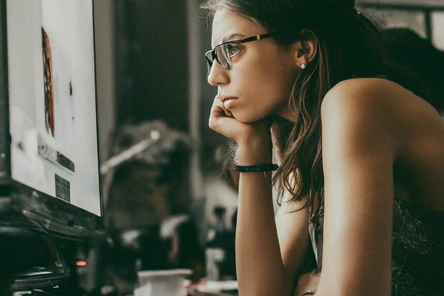 personne concentré sur ordinateur